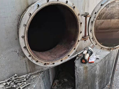 高壓水射流vs化學(xué)清洗：哪種油罐清洗方法更適配你的儲(chǔ)罐？